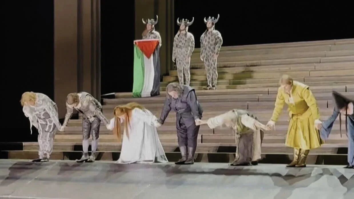 Cast member Danni Perry raised the Palestinian flag during a performance of Il Trovatore (Screenshot)