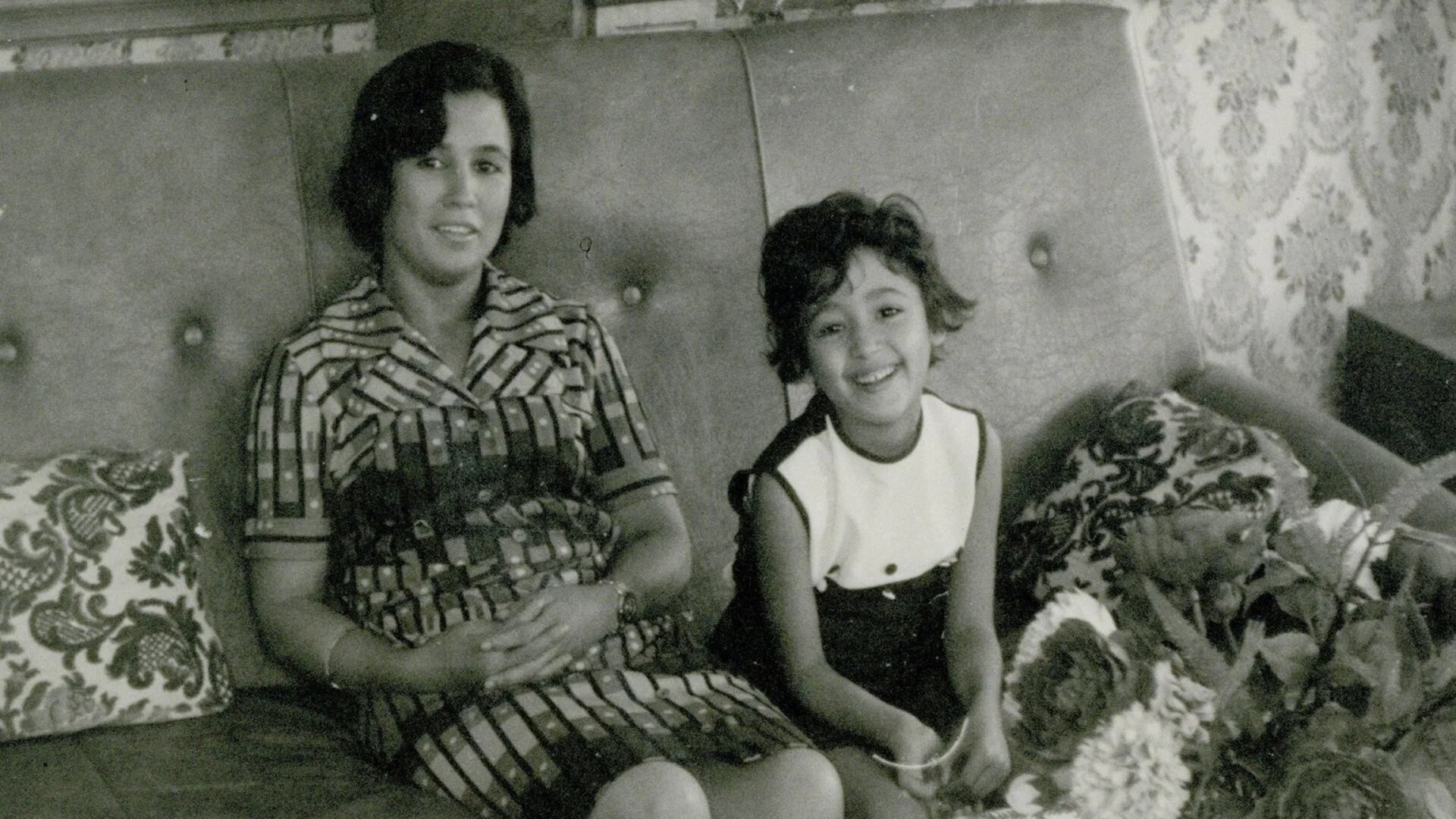 Le film est essentiellement constitué d’images fixes relevant notamment d’anciennes photographies de famille (Dérives)