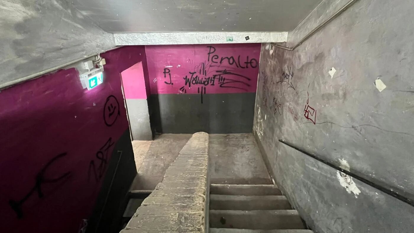 Les organisateurs de l’événement pensent que le graffiti fait référence à la politicienne fasciste espagnole Isabelle Peralta qui s’est vu refuser l’entrée en Allemagne en raison de ses opinions néonazies (MEE/Avec l’autorisation de documenta)