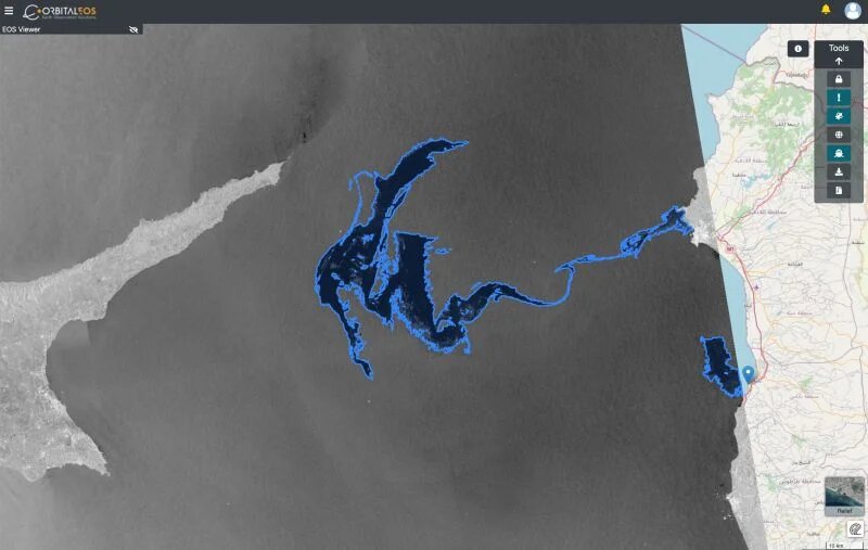 Les images satellites montrent une nappe de pétrole de plusieurs dizaines de kilomètres carrés s’étendant depuis la côte nord-ouest de la Syrie au nord et à l’ouest vers Chypre (Twitter/@wammezz)