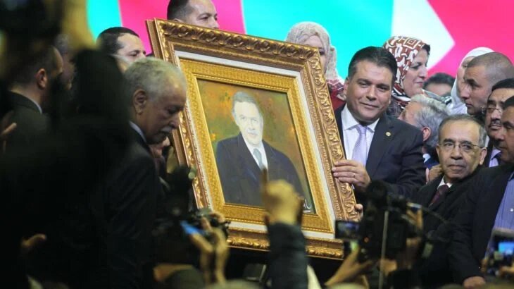 « Certaines cérémonies officielles tournaient alors au loufoque : des responsables se réunissaient autour d’un cadre portant une photo du chef de l’État » - Abed Charef (Twitter)