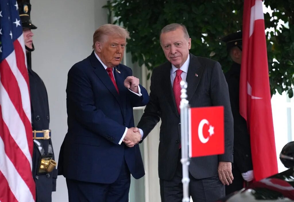 U.S. President Donald Trump (L) greets President of Turkey Recep Tayyip Erdogan outside the West Wing as he arrives at the White House on September 25, 2025 in Washington, DC. (Andrew Harnik/Getty Images/AFP)
