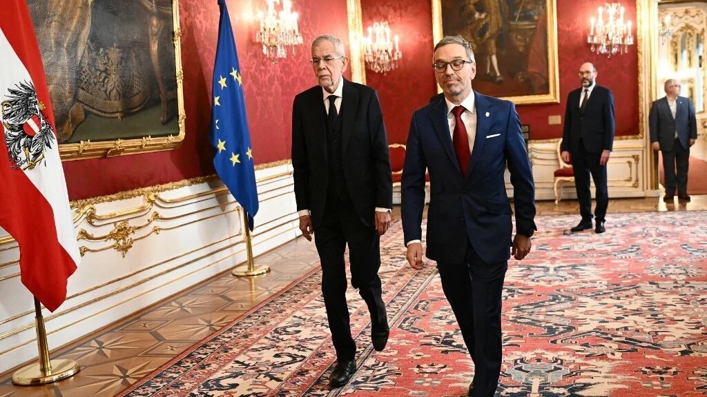 Austria's President Alexander van der Bellen (left) hosts the leader of the far-right Freedom party (FPO) Herbert Kickl for talks on 6 January at the presidential Hofburg Palace in Vienna (AFP)