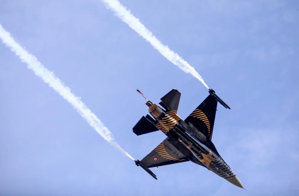 File Photo: A Turkish Air Force F-16 fighter aircraft of the "Solo Turk" solo aerobatics display team performs aerial manuevers during the airshow in Northern Cyprus on November 15, 2021. (Birol Bebek / AFP)