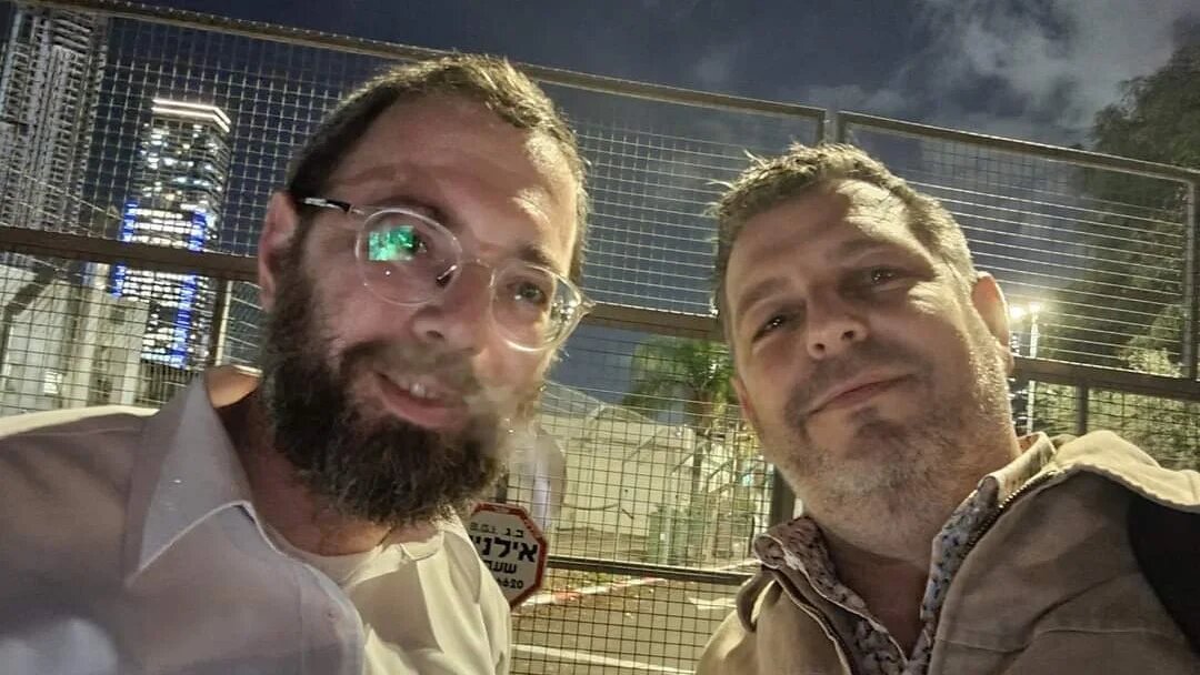 Israel Frey (L) pictured after his release following a brief detention by Israeli police on 27 December 2022 (Twitter/David Zonsheine)