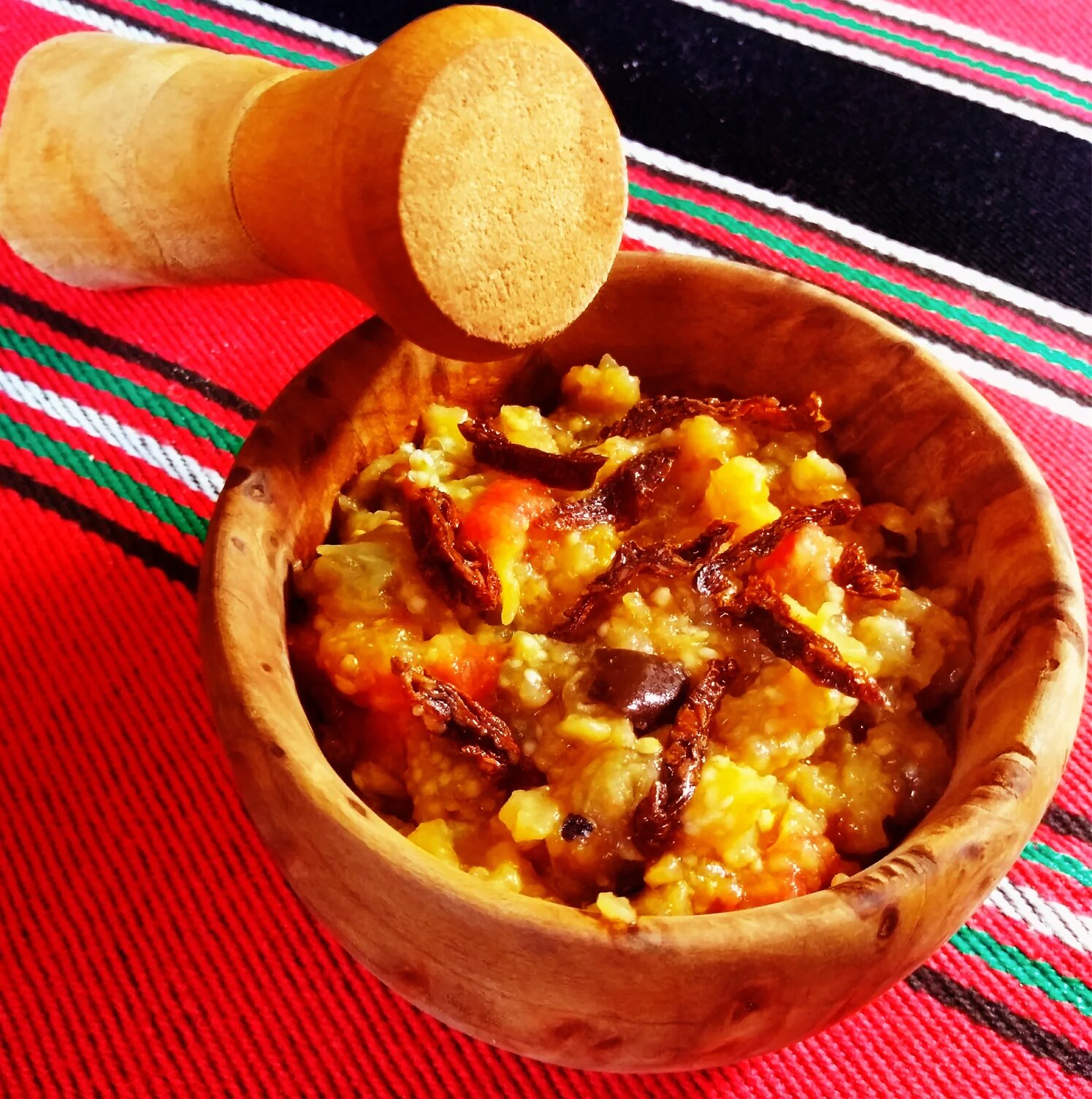 Pour griller les aubergines, le mieux est de les poser directement sur les braises d’un barbecue (MEE/Mourad Beghoura)