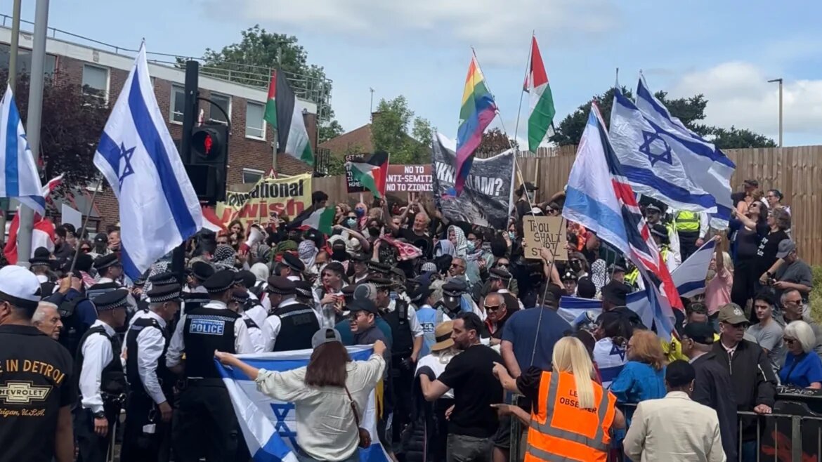 Israel supporters and counter-demonstrators gather outside the Great Israeli Real Estate Event being held at Edgware United Synagogue on 14 June 2026 (Maya Saad/MEE)