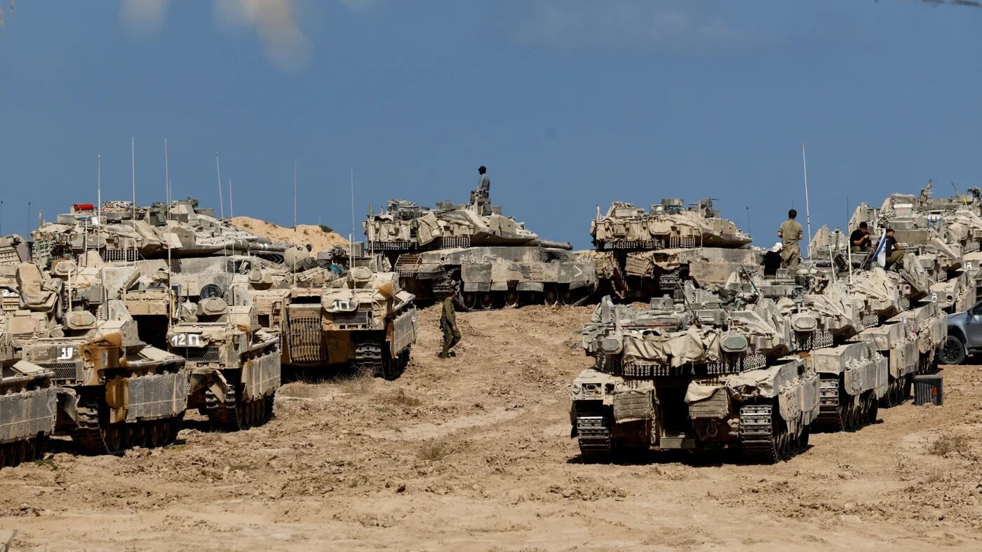 Israeli soldiers, tanks and armoured personnel carriers (APCs) near the Gaza boundary, in Israel on 16 September 2025 (Reuters/Amir Cohen)