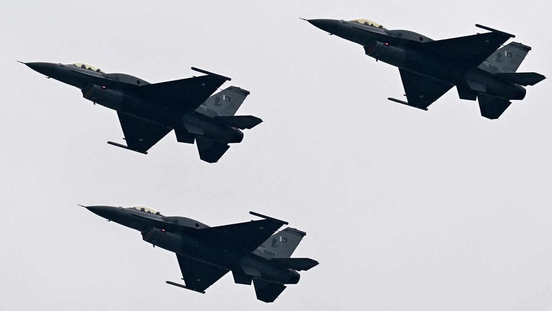 Pakistan Air Force JF-17 fighter jets perform at a rehearsal ahead of Pakistan's national day parade in Islamabad on 21 March 2024 (Aamir Qureshi/AFP)