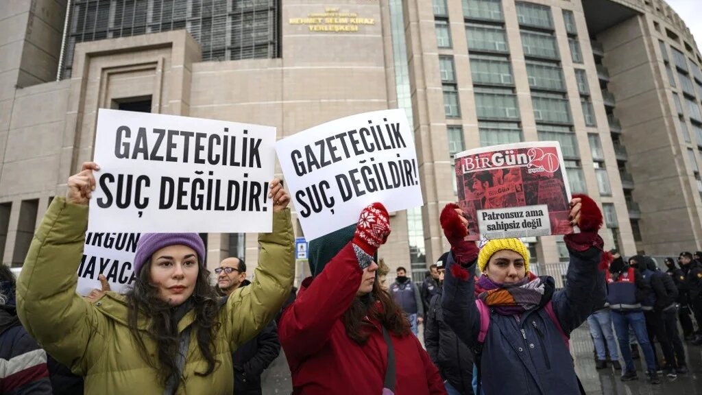 Demonstrators hold posters including "Journalism is not a crime" during a protest in front of the Istanbul Justice Palace in Istanbul on February 9, 2025 (Yasin Akgul / AFP)