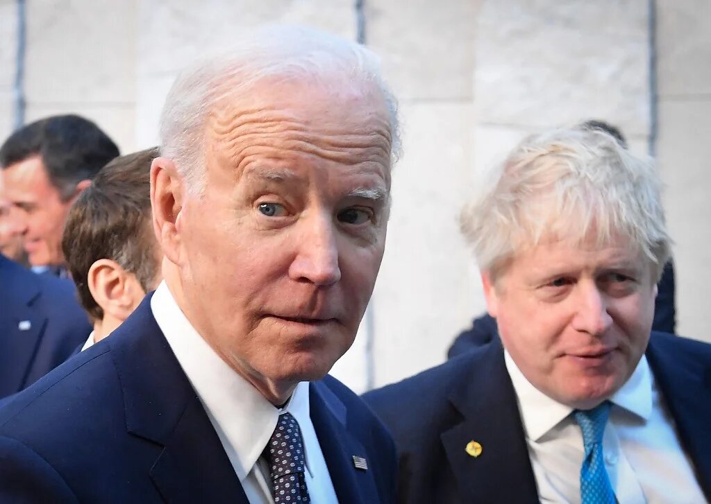 US President Joe Biden (L) and Britain's Prime Minister Boris Johnson (R) at Nato Headquarters in Brussels, 24 March 2022 (AFP)