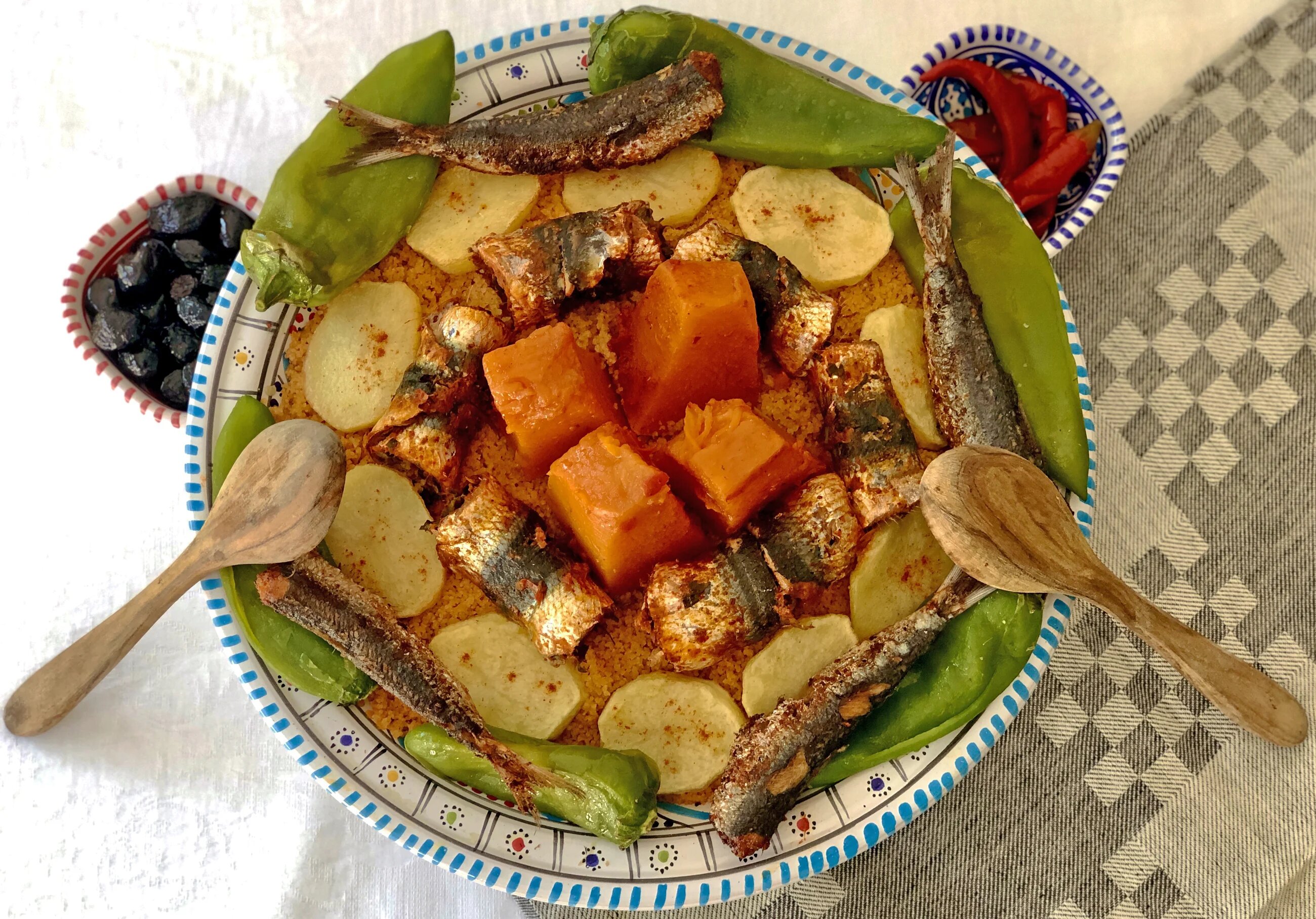 C’est à l’aube ou au petit matin qu’on doit aller acheter ses sardines, au retour des pêcheurs, puis les cuire sans tarder (MEE/Foued Frini)