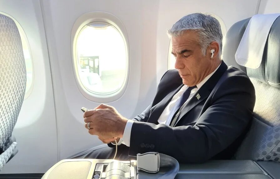 Yaïr Lapid a tweeté sa photo au moment du décollage vers Abou Dabi (Twitter/@YairLapid)