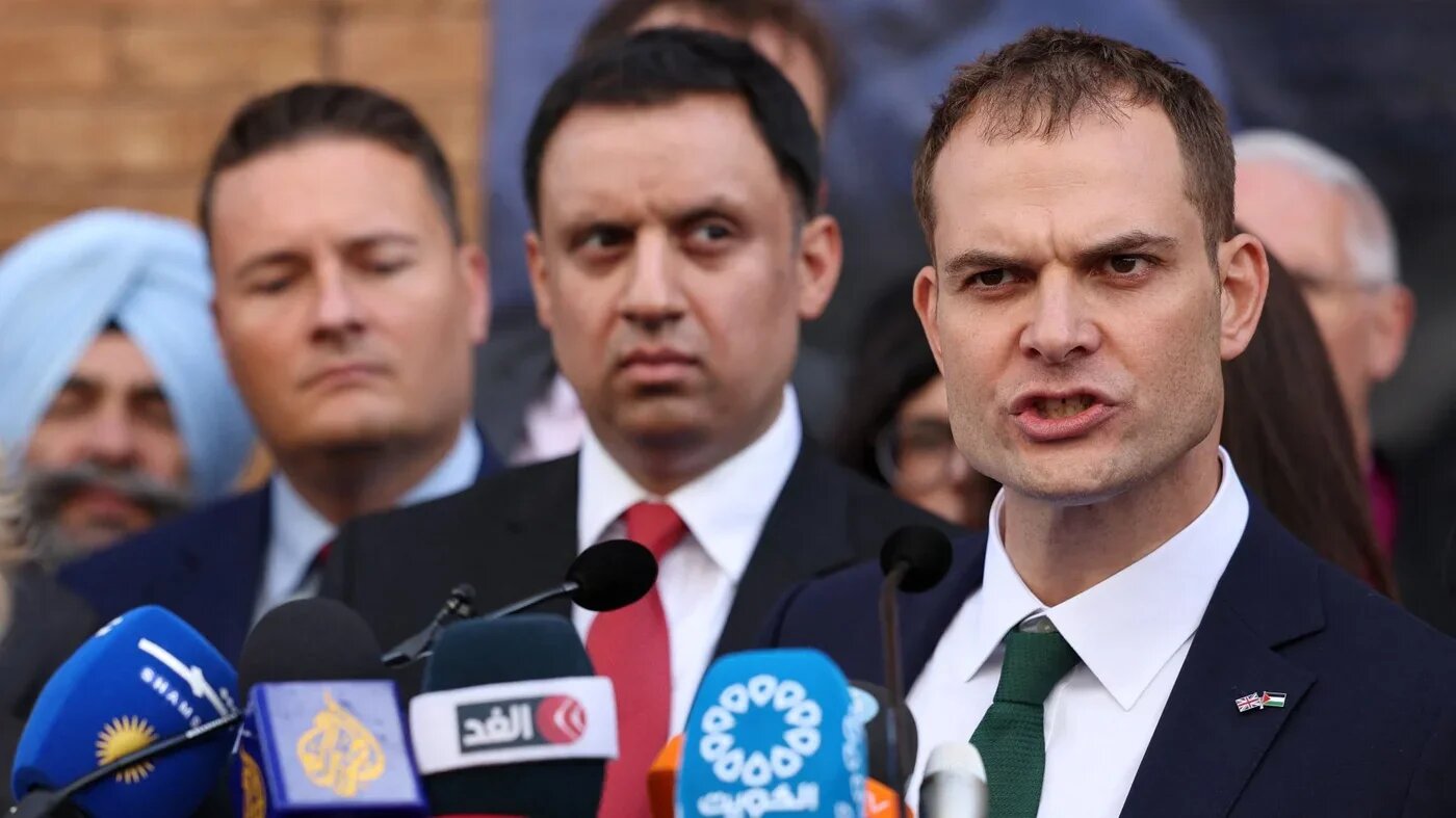Hamish McDonald (right) speaks during the raising of the Palestinian flag at the Palestinian embassy in west London on 22 September (AFP)