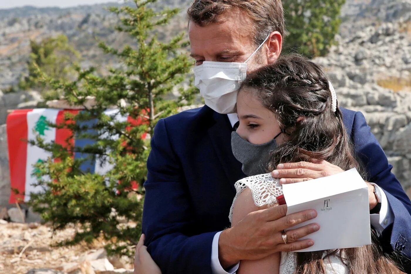 Emmanuel Macron prend dans ses bras une victime de l’explosion pendant une visite à Beyrouth, le 1er septembre (AFP)