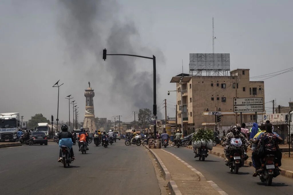 Black smoke rises above buildings in the Malian capital Bamako after attacks by the Azawad Liberation Front and the Group for the Support of Islam and Muslims, 26 April 2026 (AFP)