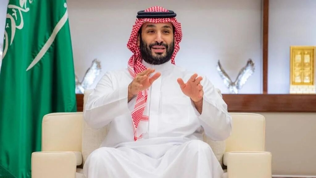 Saudi Crown Prince, Mohammed bin Salman, speaks to members and football players of the national team ahead of the World Cup, 23 October 2022 (Twitter/@spagov)