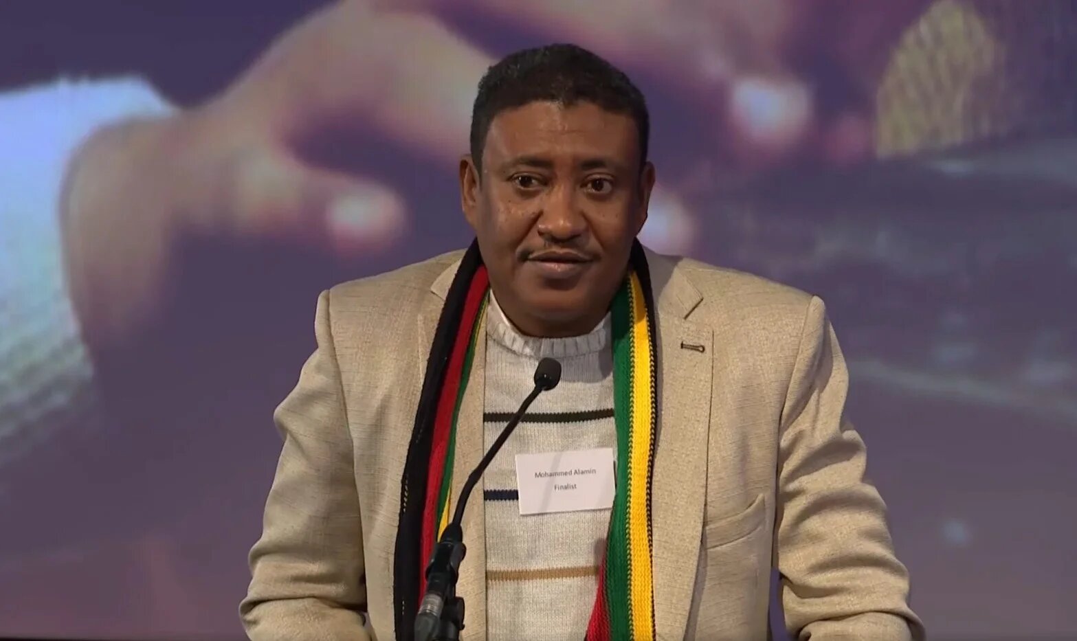 Mohammed Amin reçoit son prix à Londres, le 16 novembre : « Soyez vous-mêmes, soyez indépendants, dites la vérité, racontez ce qui se passe vraiment » (Rory Peck Trust)