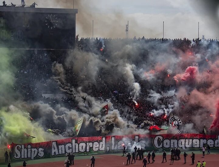 Après un match opposant la Maghreb Association Sportive (MAS) de Fès à l’Association sportive des Forces armées royales (AS FAR, club de la capitale, éliminé 2 à 0) le 13 mars, des ultras ont envahi le terrain et s’en sont pris aux forces de l’ordre (Facebook/Black Army’06)