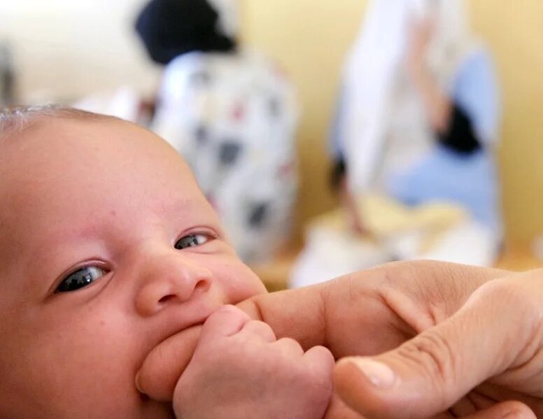 Les associations féministes luttent depuis longtemps pour la reconnaissance des enfants nés hors mariages, privés de leurs droits élémentaires vis-à-vis des pères biologiques (AFP)