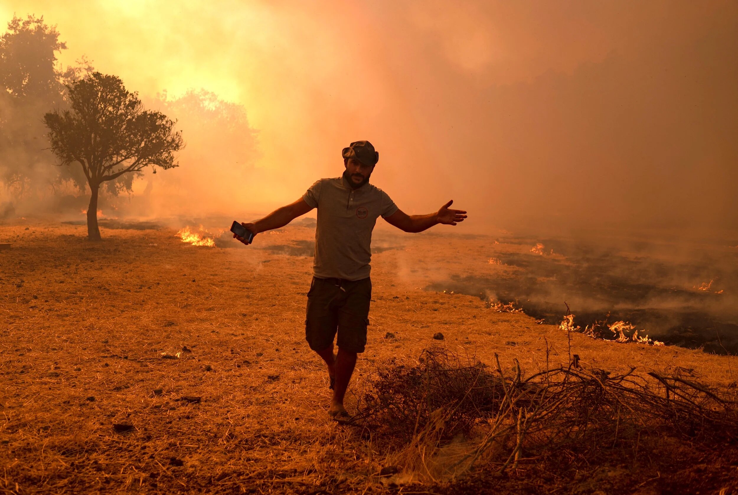 Un homme fuit devant le feu qui avance, dans la région de Marmaris, le 2 août 2021 (AFP/Yasin Akgül)