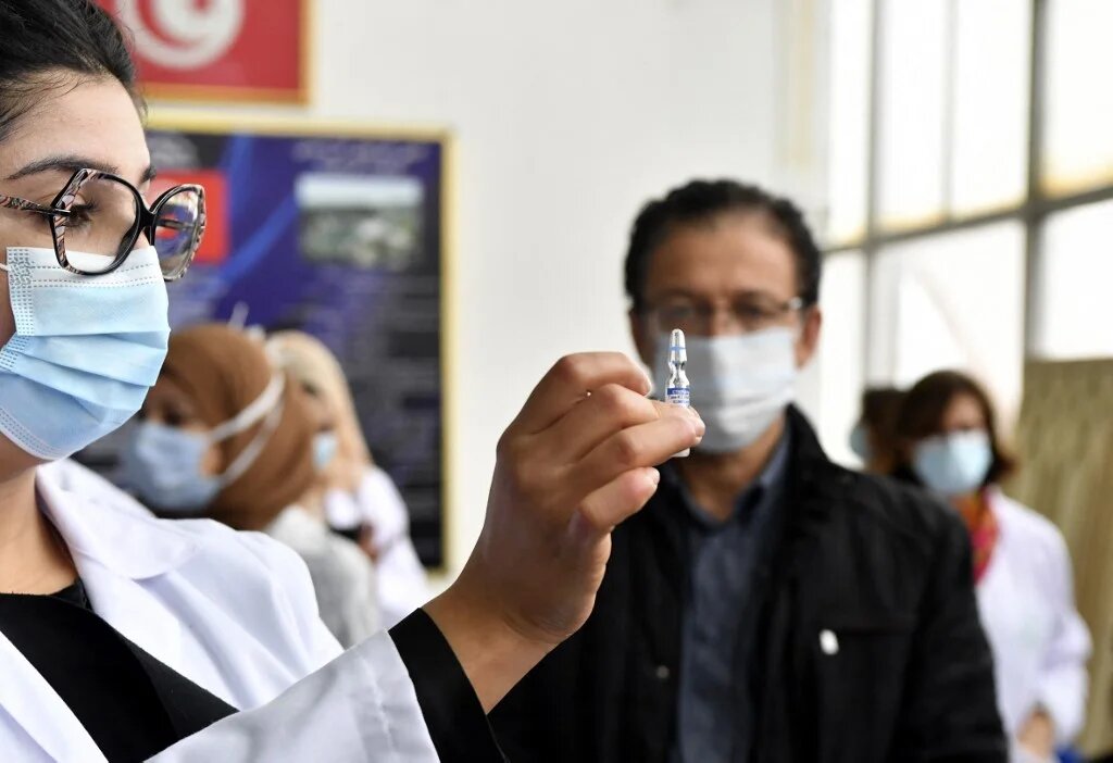 Le bilan de la crise sanitaire, un an après son déclenchement, est mitigé. Si la première vague a été contenue grâce à une union sacrée, les tiraillements politiques ont fortement affecté la courbe des contaminations et retardé la vaccination