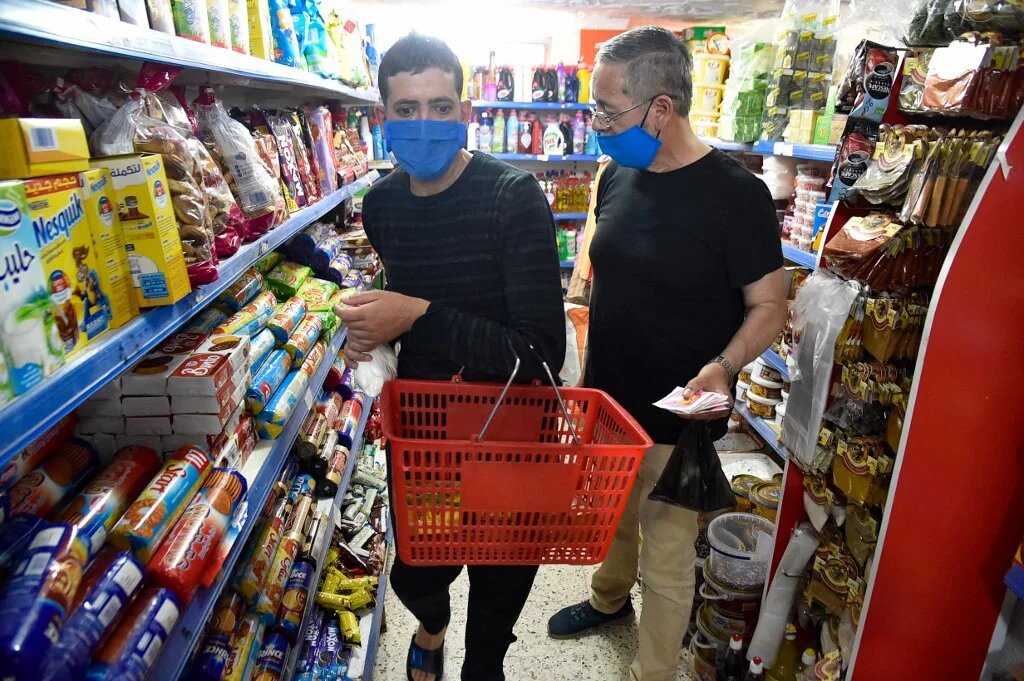 Des Algériens font leurs courses dans une supérette à Alger pendant le Ramadan, le 6 mai 2020 (AFP)