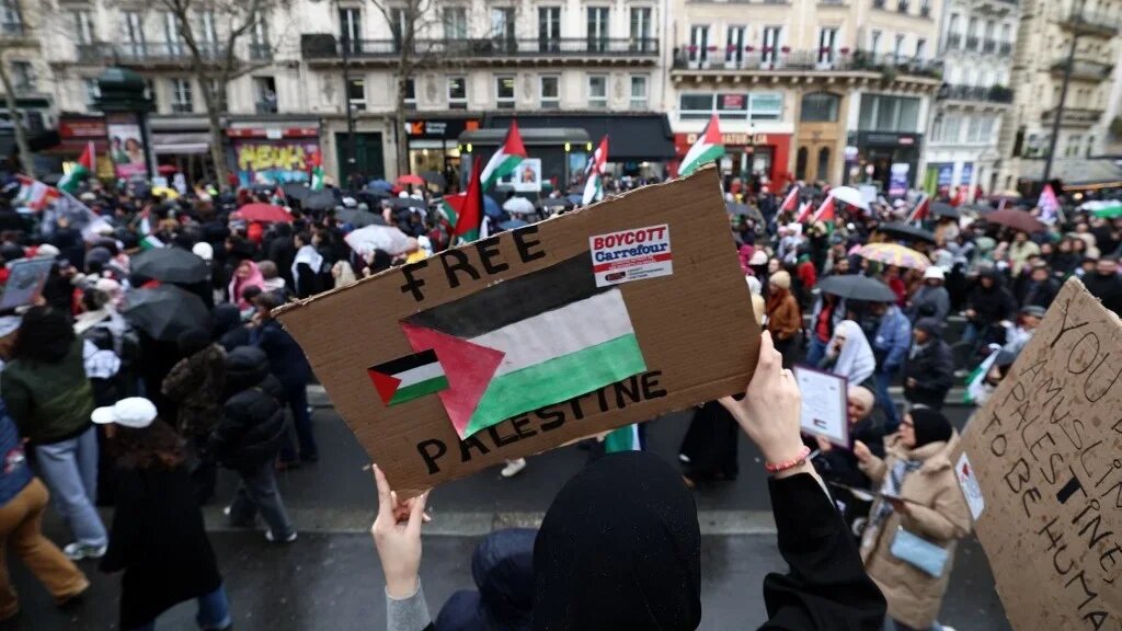 Demonstration calling for an immediate ceasefire in Gaza, at the Place de la Republique in Paris, on 9 March 2024 (Emmanuel Dunand/AFP)