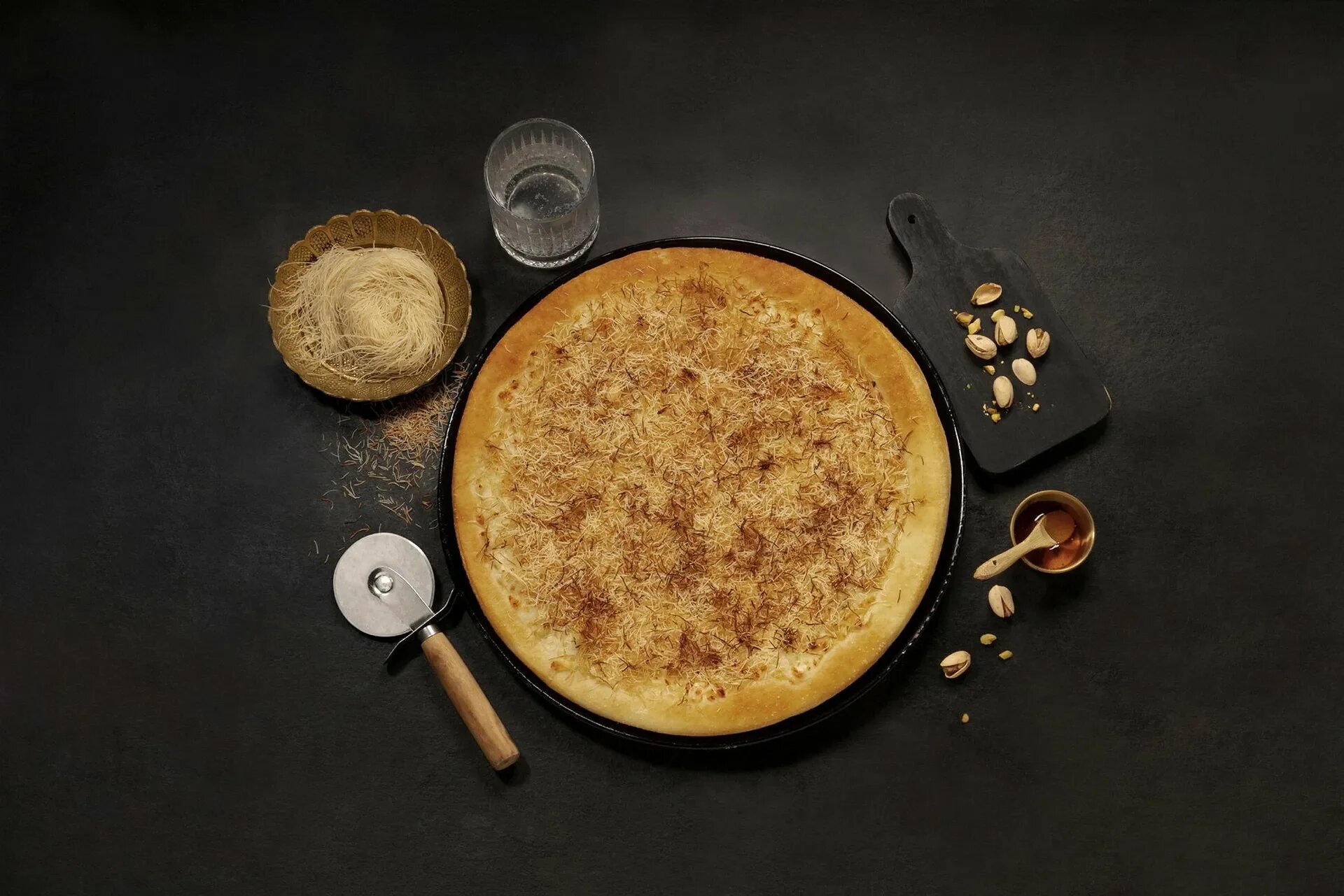 La dernière création de Pizza Hut en Israël, la pizza au knafeh, fait l’unanimité contre elle (capture d’écran/Keith Glassman)