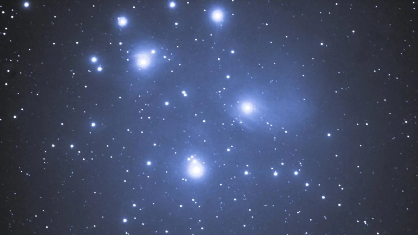 Al-Thuraya – les Pléiades – est parfois décrite comme un chandelier en raison de la disposition de cet amas lumineux de sept étoiles (Creative Commons)