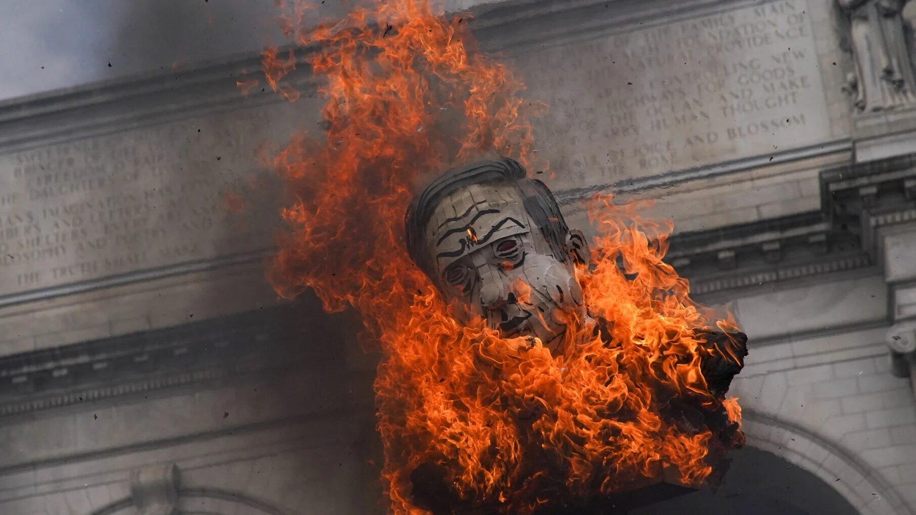 Pro-Palestinian demonstrators burn an effigy depicting Israeli Prime Minister Benjamin Netanyahu in Washington, DC, on 24 July 2024 (Nathan Howard/Reuters)