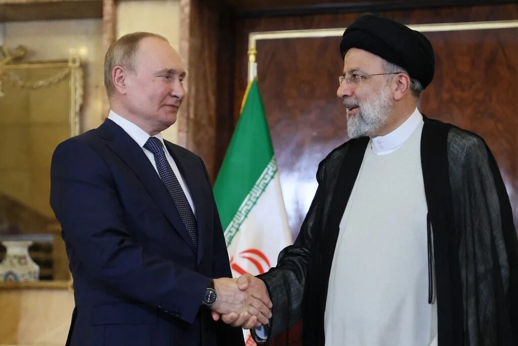 Russian President Vladimir Putin (L) and Iran's President Ebrahim Raisi hold a meeting in Tehran on 19 July 2022 (AFP)