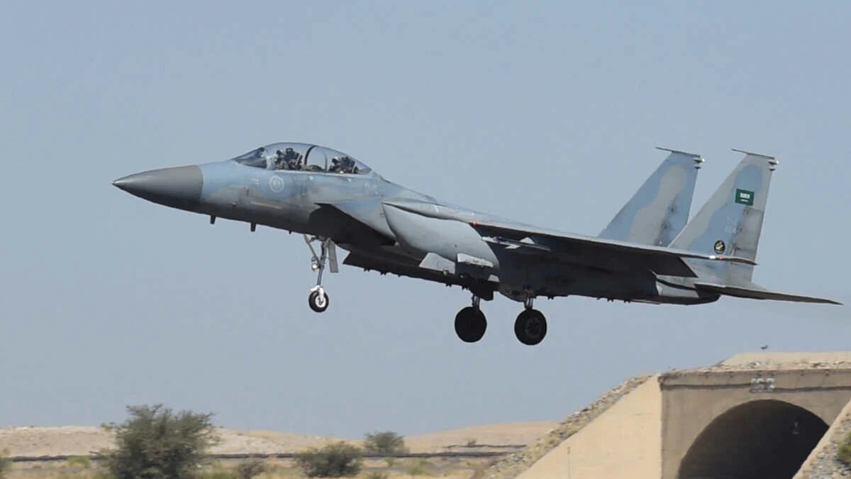 Saudi F-15 fighter jet landing at the Khamis Mushayt military airbase in Saudi Arabia, 16 November 2015.