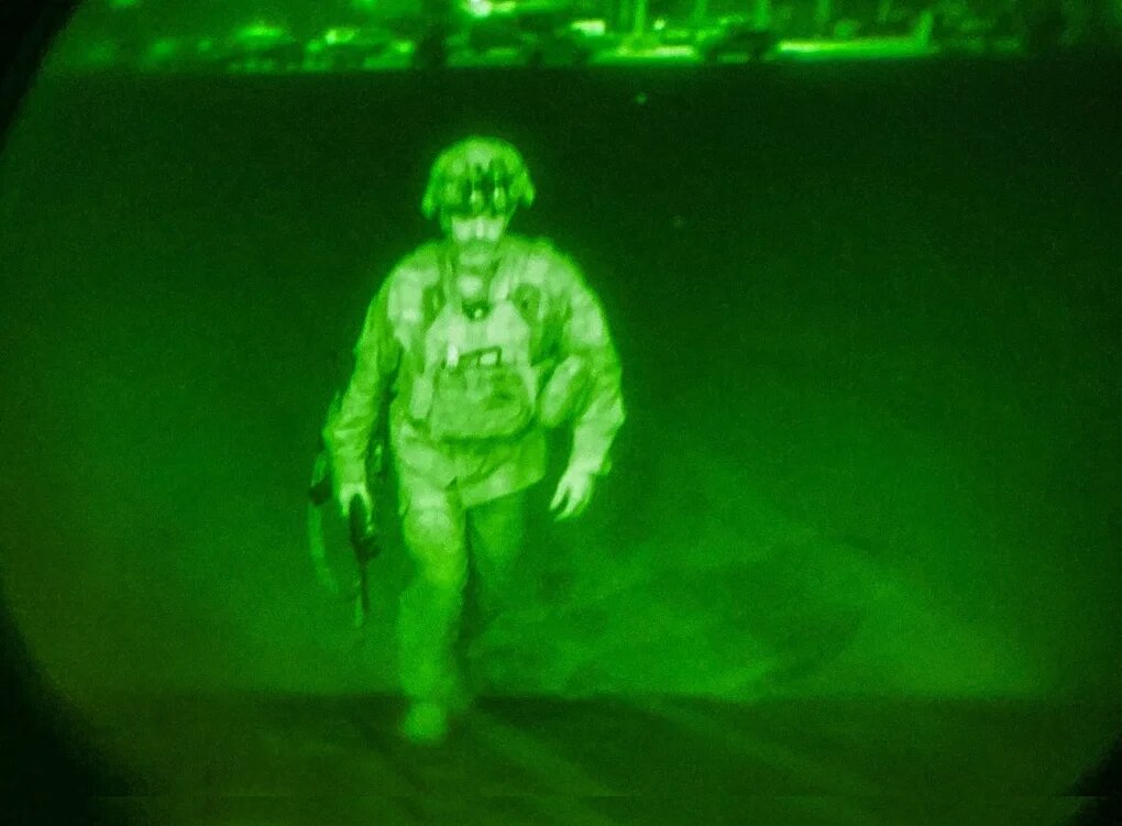 Le général de division Chris Donahue, commandant de la 82e division aéroportée de l’armée américaine, XVIIIe corps aéroporté, monte à bord d’un avion cargo C-17 à l’aéroport international Hamid Karzai de Kaboul, en Afghanistan, le 30 août 2021 (AFP/Jack Holt/CENTCOM)