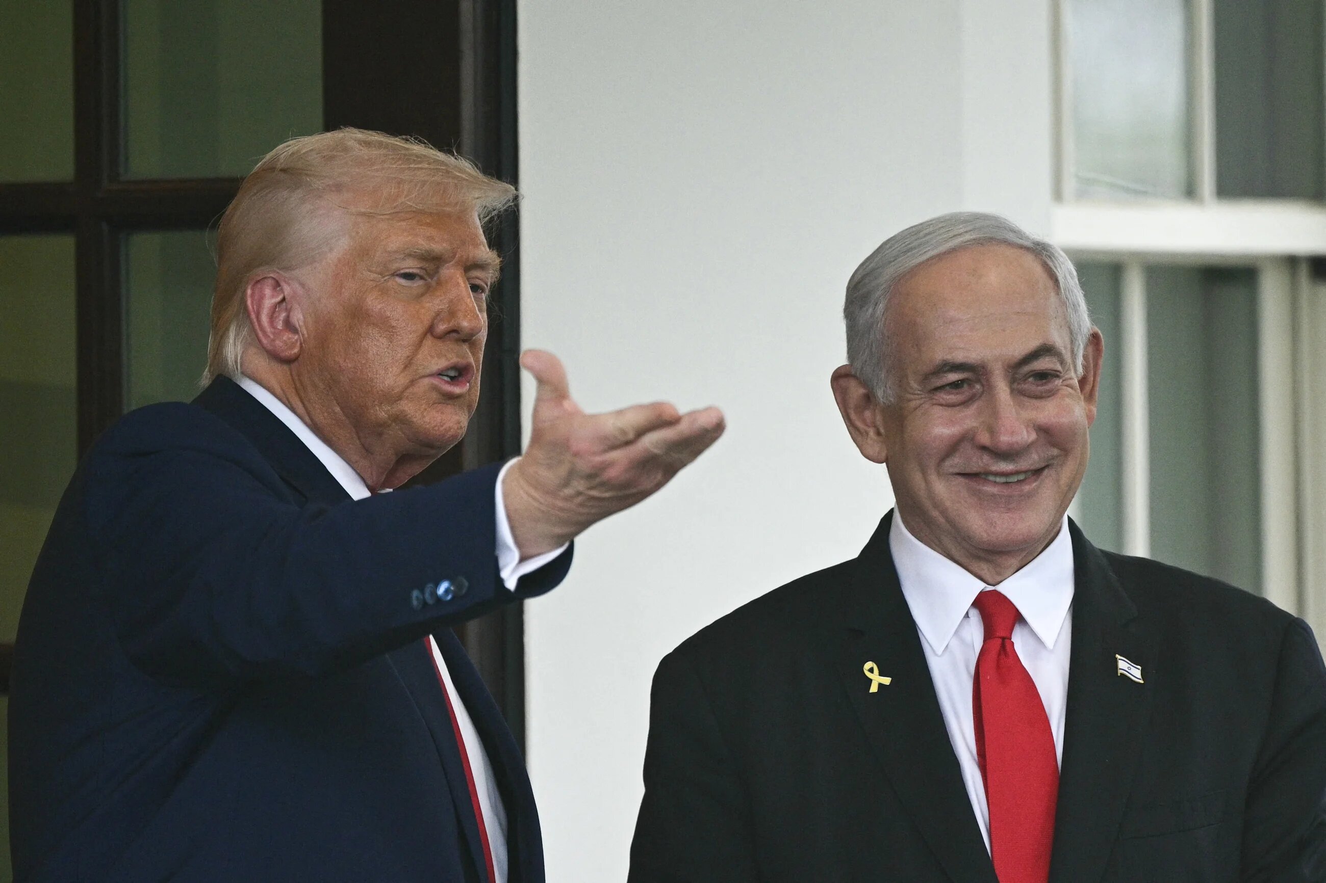 US President Donald Trump speaks with Israeli Prime Minister Benjamin Netanyahu outside the White House in Washington, DC, on 7 April 2025 (Brendan Smialowski/AFP)