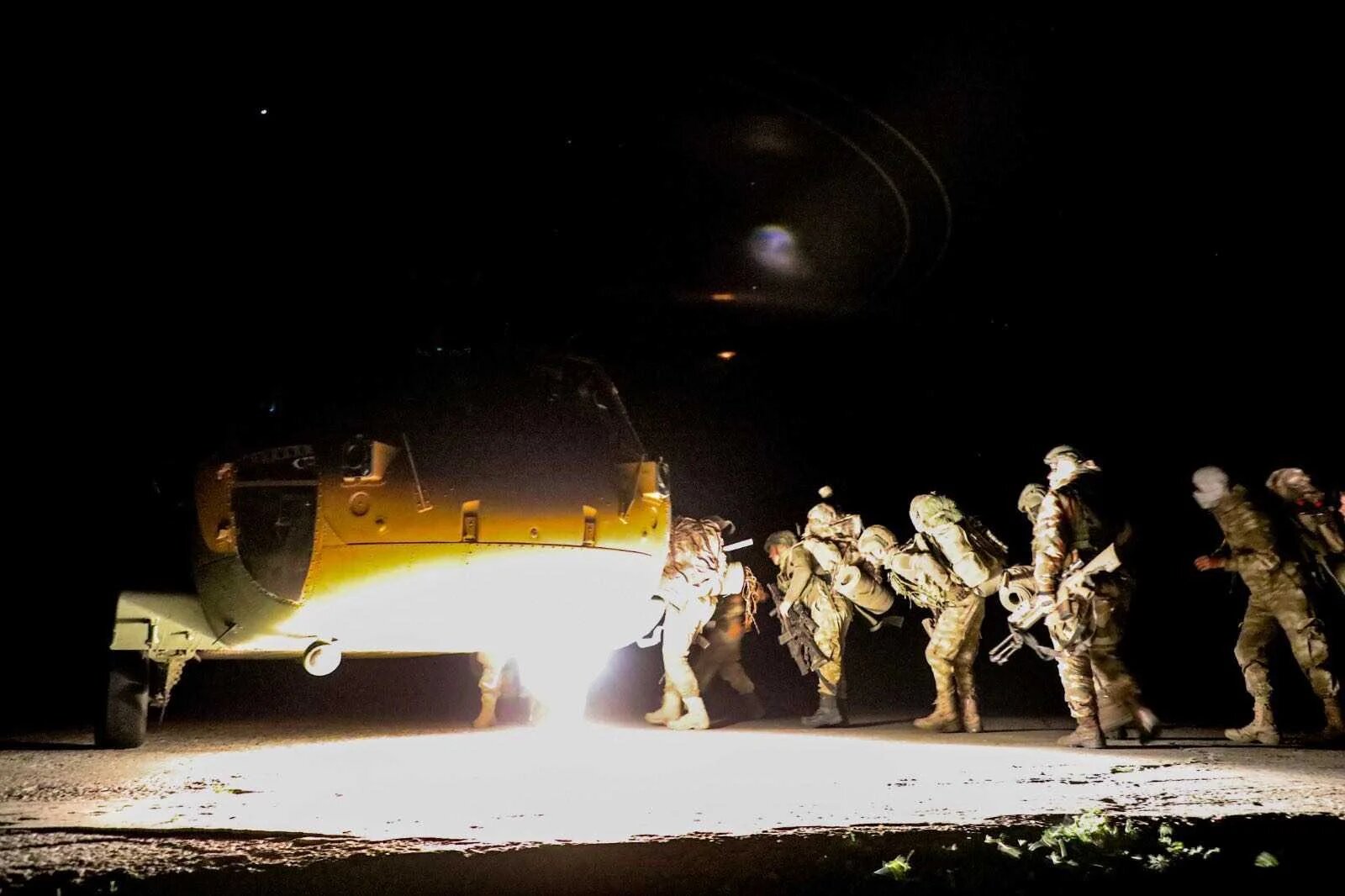 Turkish commandos are boarding a military helicopter during an operation against the PKK (Screengrab)