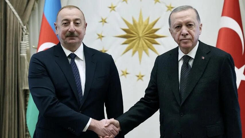 Turkey's President Recep Tayyip Erdogan (R) Azerbaijan's President Ilham Aliyev (L) before a meeting at the presidential complex in Ankara, 19 February 2024 (Turkish Presidential Press Service/AFP)
