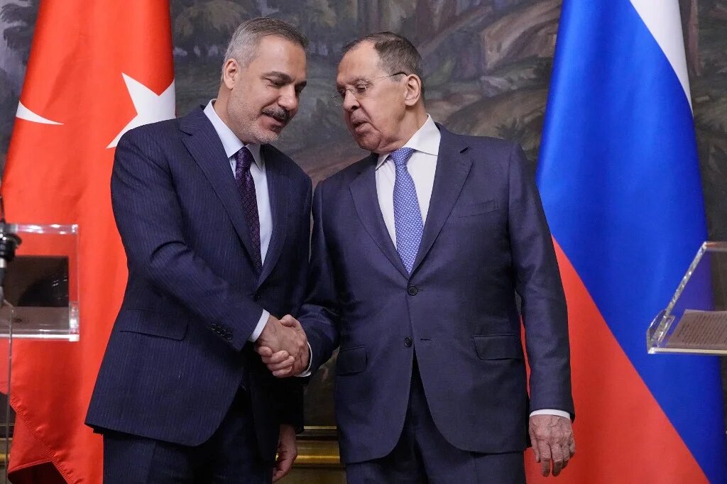 Russia's Foreign Minister Sergei Lavrov and his Turkish counterpart Hakan Fidan shake hands during a joint press conference following their talks in Moscow on May 27, 2025. (Pavel Bednyakov / POOL / AFP)