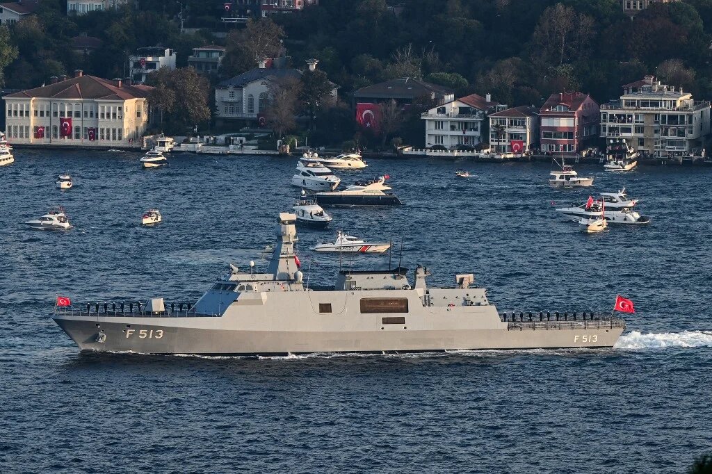 This picture taken on October 29,2023 in Istanbul shows Turkish naval forces warship Corvette TCG F 513, Burgazada, sails during a military naval parade on bosphorus to mark 100th anniversary celebrations of Turkish republic. (Ozan Kose - AFP) 