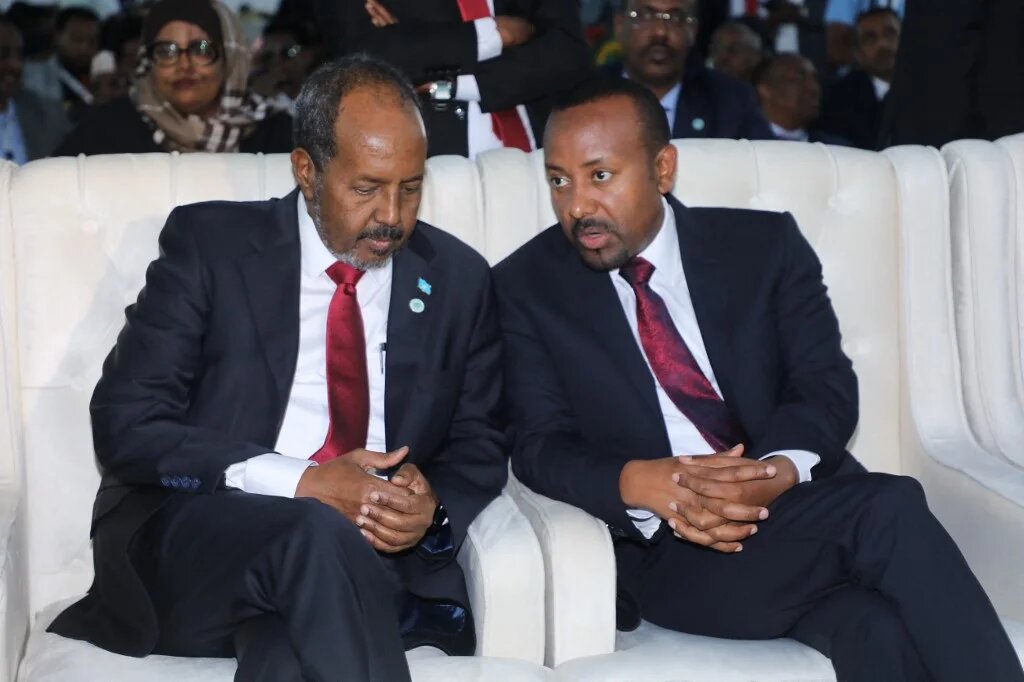 Somalia's President Hassan Sheikh Mohamud (L) speaks with Ethiopia's Prime Minister Abiy Ahmed during his inauguration ceremony as the 10th President with the presence of three heads of state, Kenya, Ethiopia, and Djibouti, in Mogadishu, Somalia, on June 9, 2022. (Hassan Ali ELMI / AFP)