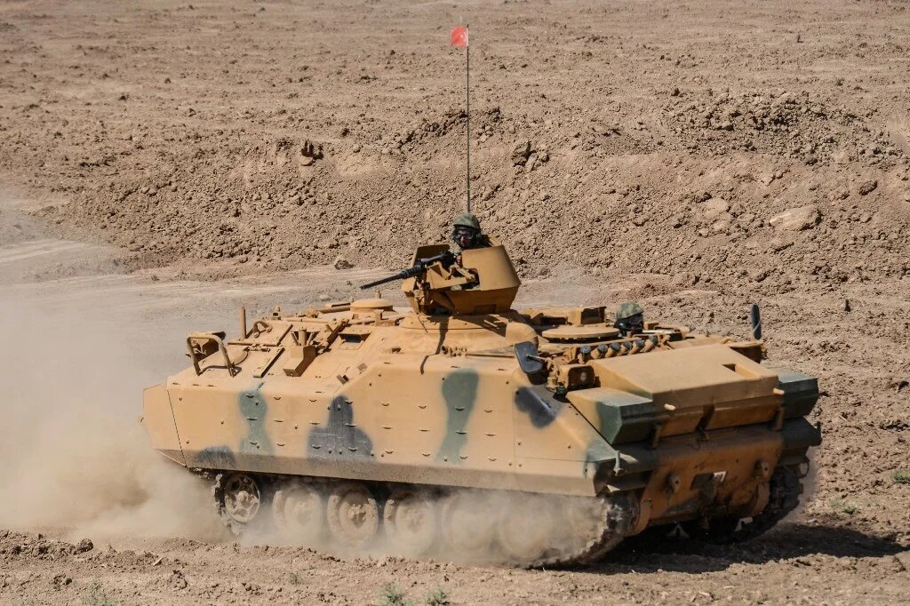 A picture taken on 27 September 2017 shows Turkish soldiers conducting military exercises near the Habur crossing between Turkey and Iraq in the Silopi district, southeast Turkey (AFP)