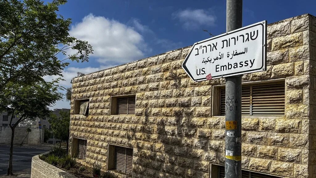 A road sign points the way towards the US embassy in Jerusalem in April 2024 (Ronaldo Schemidt/AFP)