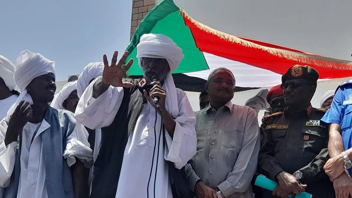 Beja leader Mohamed al-Amin Tirik speaks to a crowd in Port Sudan on 17 May (MEE/Mohammed Amin)