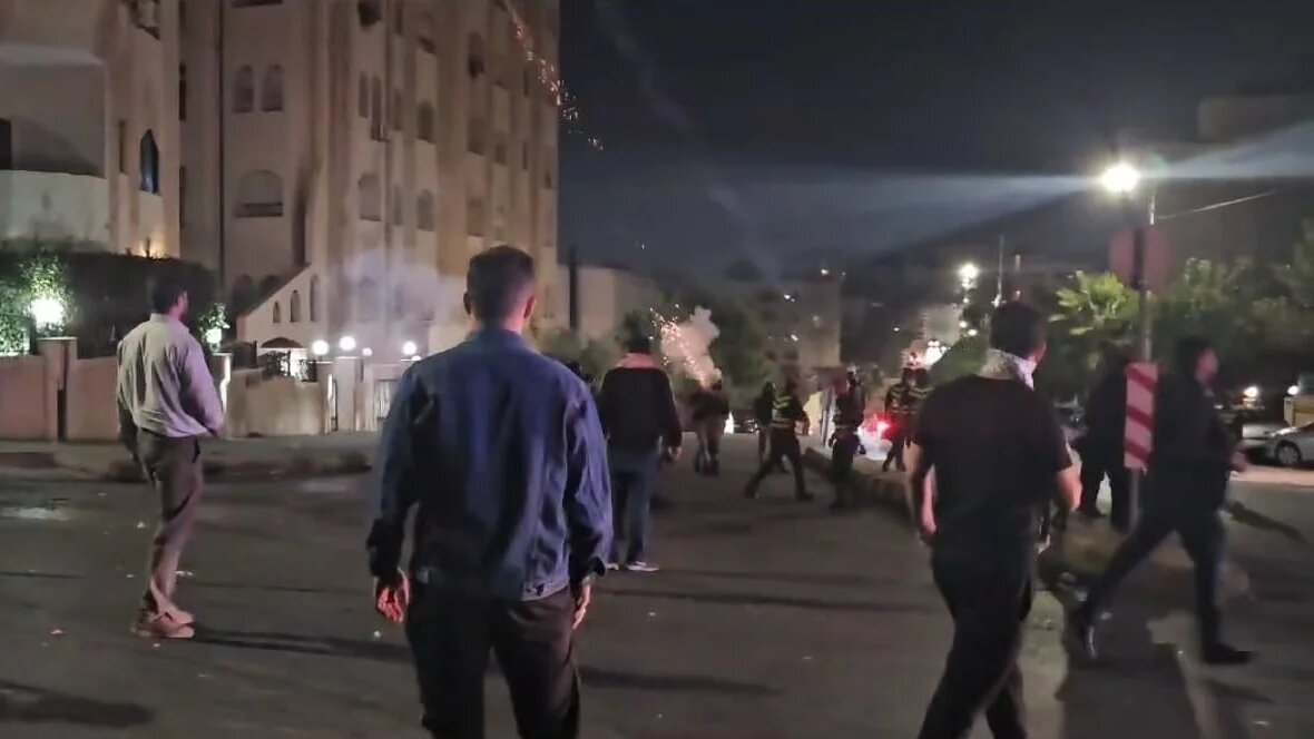 Jordanian protesters face off against security forces after being cleared from the Israeli embassy (MEE/Mohammad Ersan)