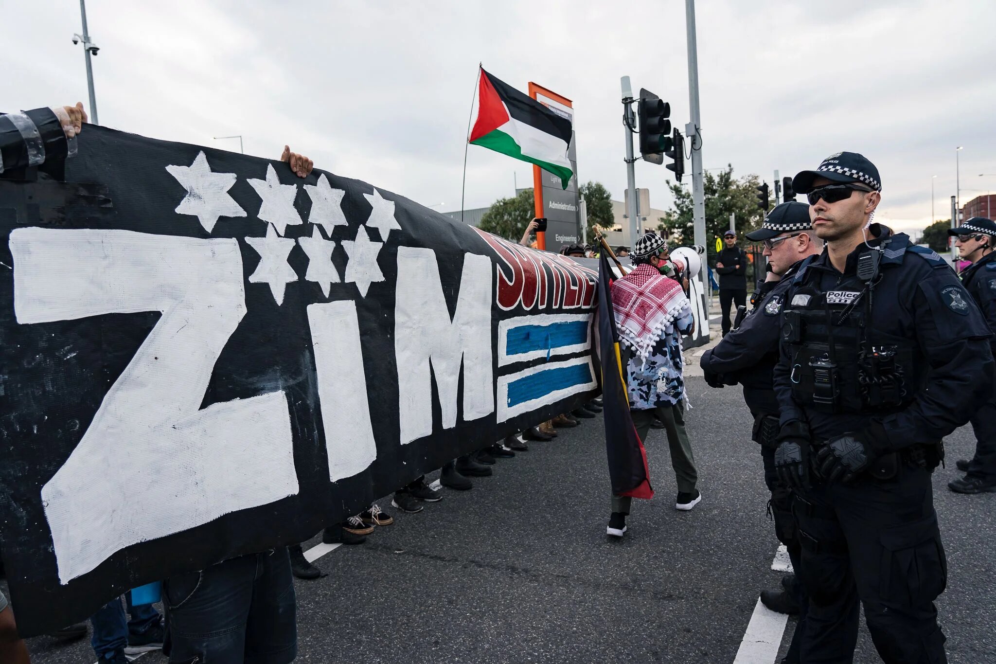 Protesters gather at the Port of Melbourne to block workers and the unloading of Israeli ships (Supplied/Angelita Bescotti)