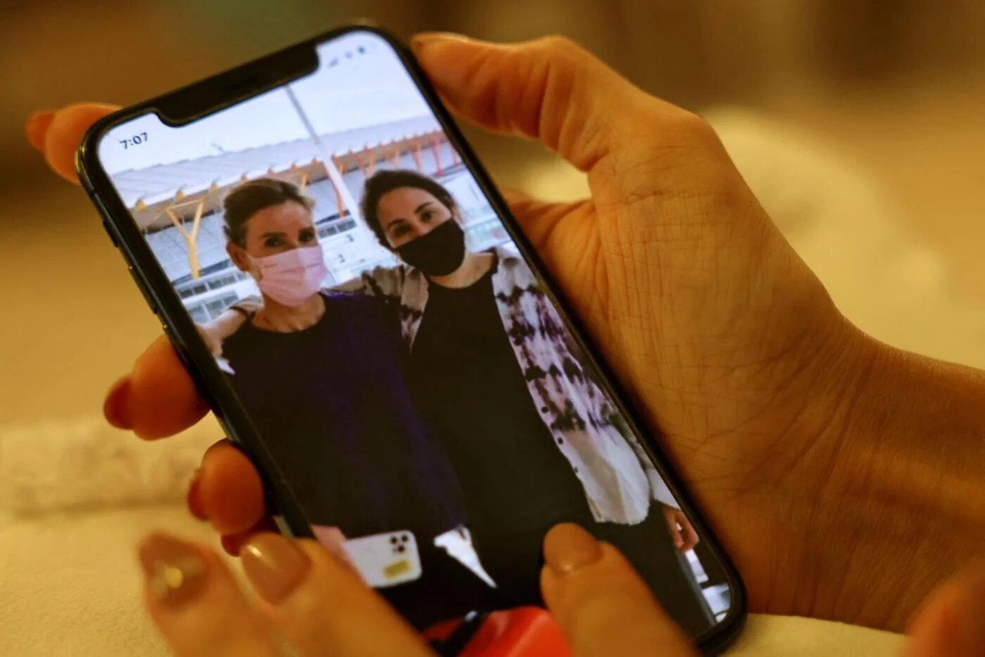 Cette photo prise à Dubaï le 21 juin montrerait une photo de la princesse Latifa (à droite) avec une femme identifiée comme Sioned Taylor, ancienne membre de la Royal Navy, à l’aéroport de Madrid. Publiée par un compte Instagram non vérifié, cette photo est la dernière en date d’une série d’images publiées après que l’ONU a demandé des preuves de vie de la princesse (AFP)