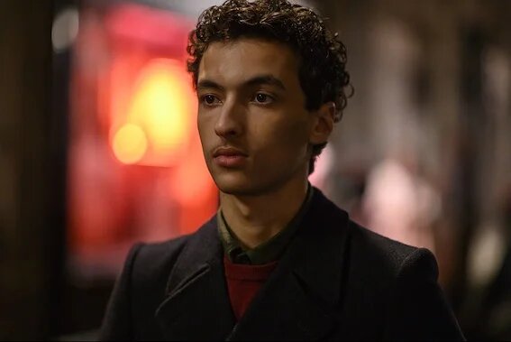Adam Amara incarne Malik Oussekine, un étudiant d’origine algérienne de 22 ans, frappé à mort par des policiers en moto, dans la nuit du 5 au 6 décembre 1986 (Unifrance)