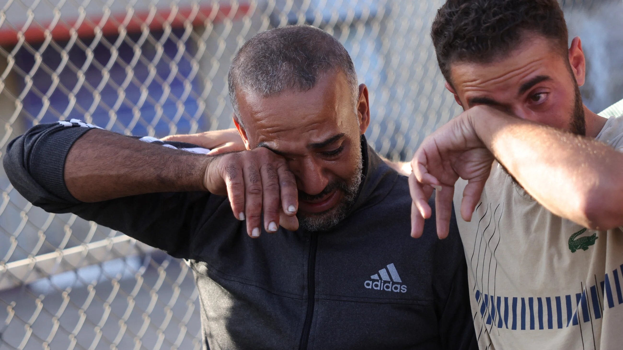 Palestinian men mourn journalist Ahmad Abu Mteir, killed in an Israeli strike in central Gaza Strip, on 20 October, 2025 (AFP/Bashar Taleb)
