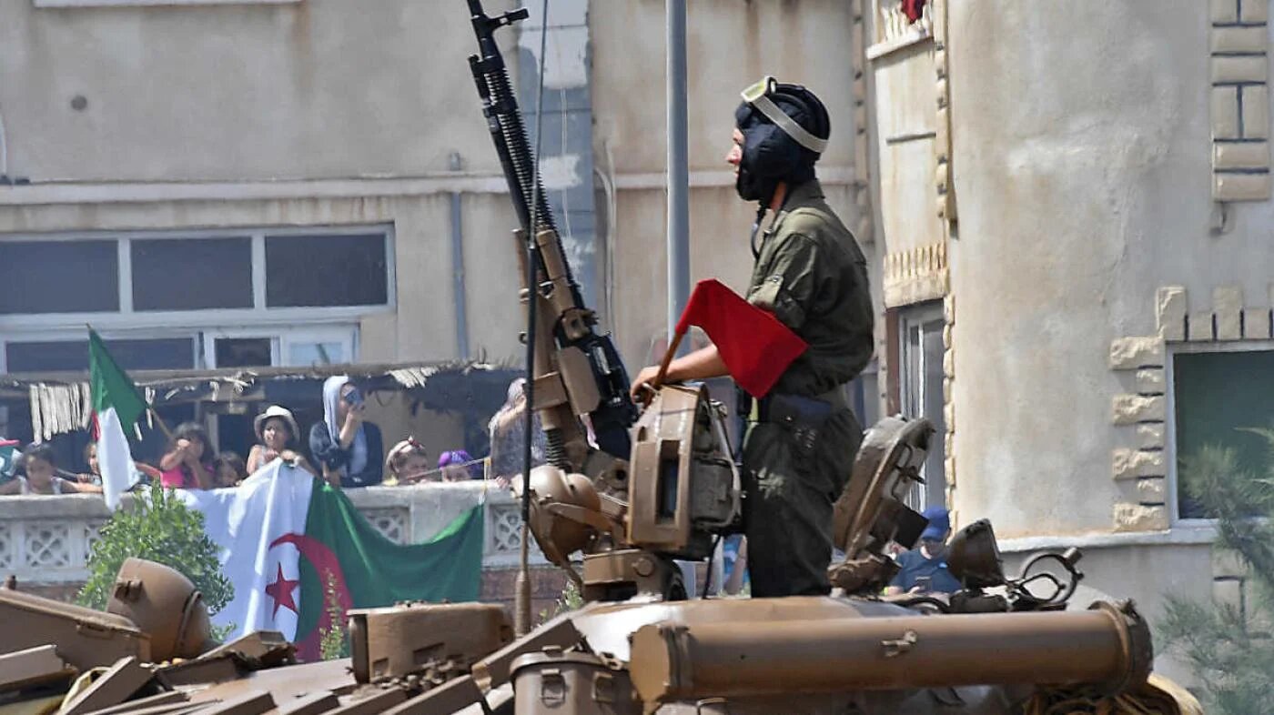 Des militaires algériens participent à un défilé à Alger le 5 juillet 2022 alors que le pays célèbre le 60e anniversaire de son indépendance (AFP)