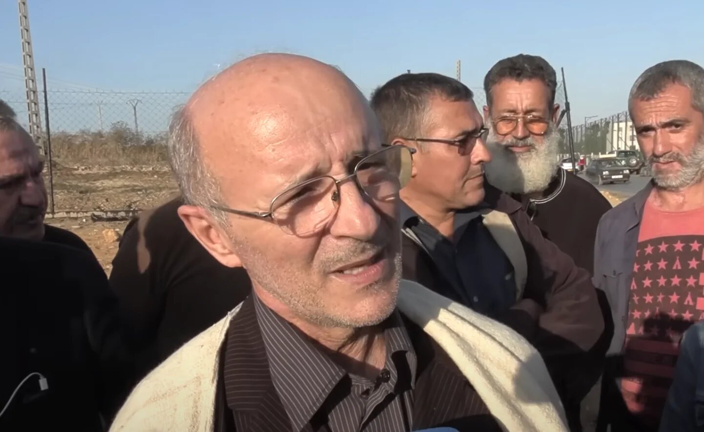 Abdenour Abdesselam, 70 ans, libéré le 14 novembre 2022 après quatorze mois de détention, blanchi de toutes les accusations portées contre lui, au micro de Berbère Télévision (capture d’écran)